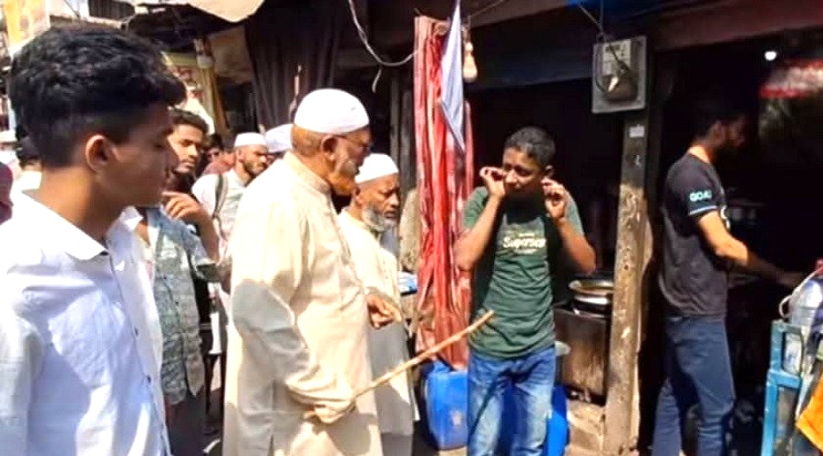 লক্ষ্মীপুরে রোজা না রেখে পানাহার করায় কানে ধরে উঠবস